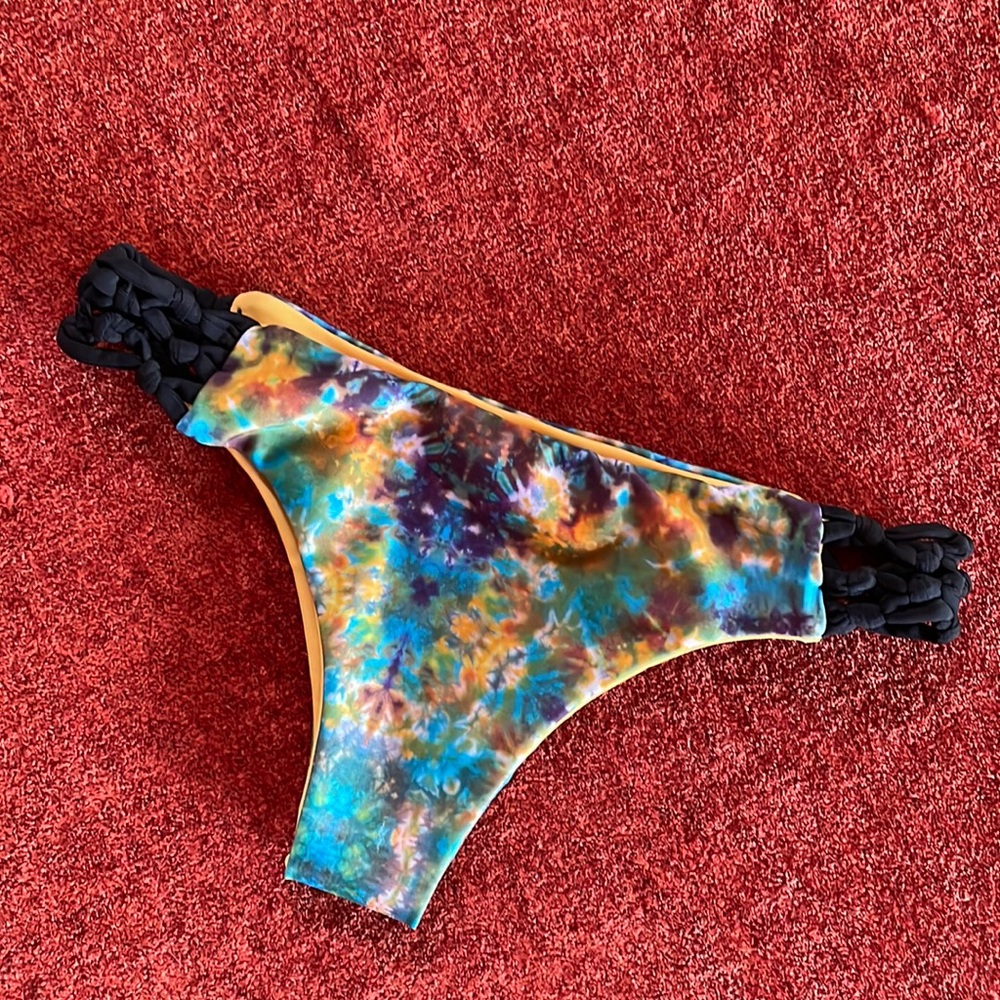 Reversible tie-dye bikini bottoms with crocheted sides S